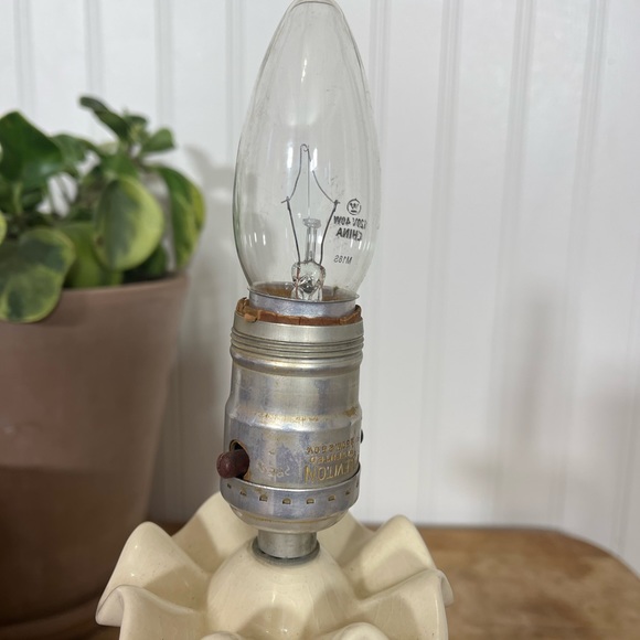 Vintage Ceramic Floral Lamp (Works) - Picture 4 of 9